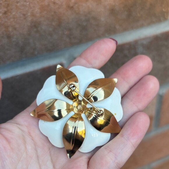 Sarah Coventry White Dogwood Enameled Metal Flower Watermelon Stone Brooch - Picture 3 of 6